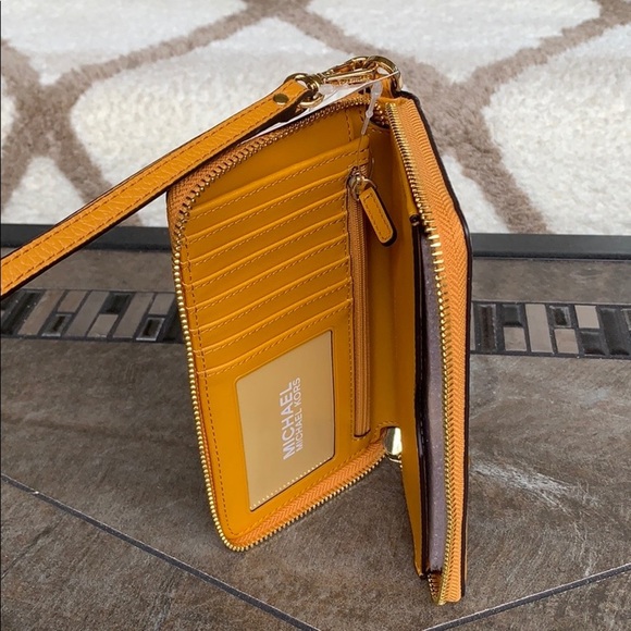 MICHAEL KORS JS TRAVEL LG FLAT MF PHONE WRISTLET - Picture 5 of 16